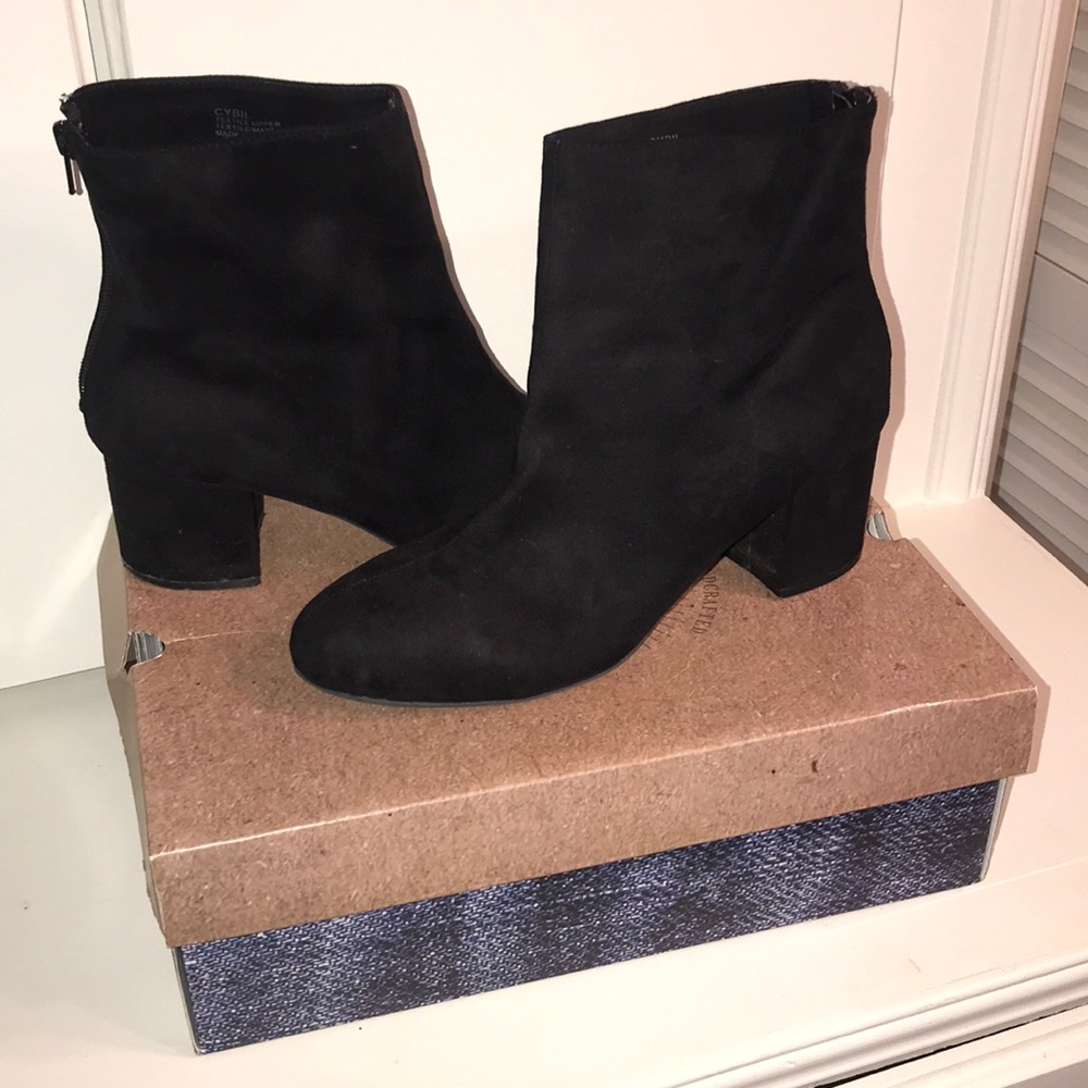 black boots. good condition with minor scuffs.